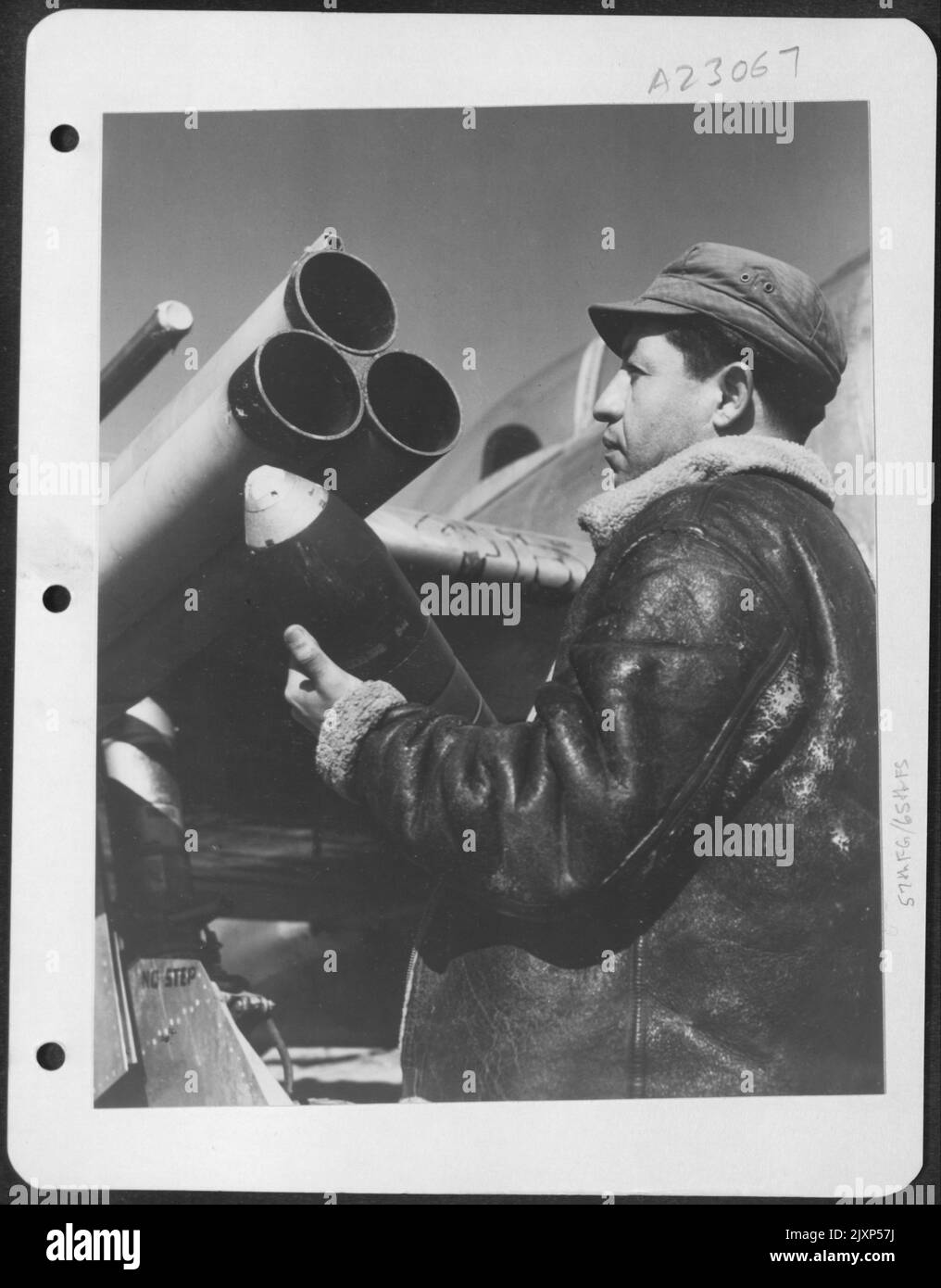 PFC. Samuel Sanchez di El Paso, Texas un Armoratore con Un gruppo di bombe in Italia, carica Un razzo nel lanciarazzi di Una Repubblica P-47 Thunderbolt. Foto Stock