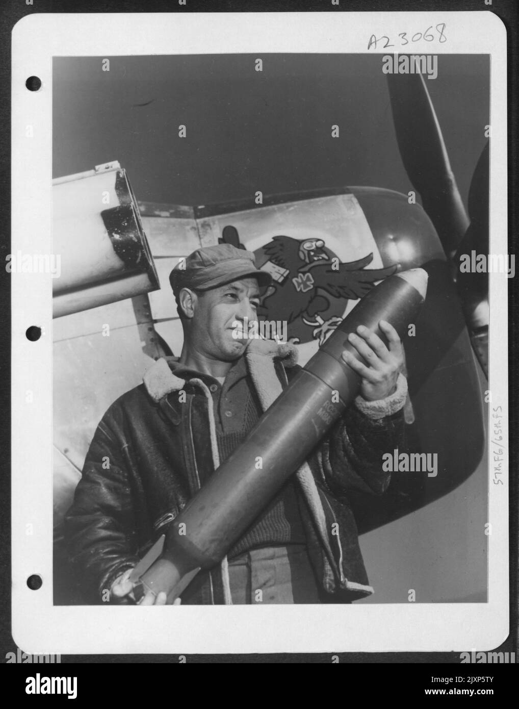 PFC. Samuel Sanchez di El Paso, Texas un Armoratore con Un gruppo di bombe in Italia, carica Un razzo nel lanciarazzi di Una Repubblica P-47 Thunderbolt. Foto Stock