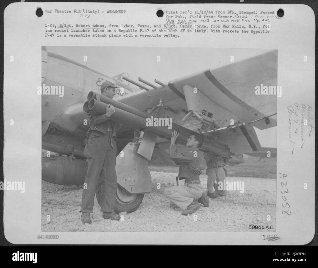 A sinistra, S/Sgt Robert Adams, da Tyler, Texas, e S/Sgt. Oscar Forge, da May Falls, NY, montare i tubi lanciarazzi su Una Republic P-47 Thunderbolt del 12th AF in Italia. Con i Rockets la Republic P-47 Thunderbolt è Un versatile aereo di attacco con Una V Foto Stock