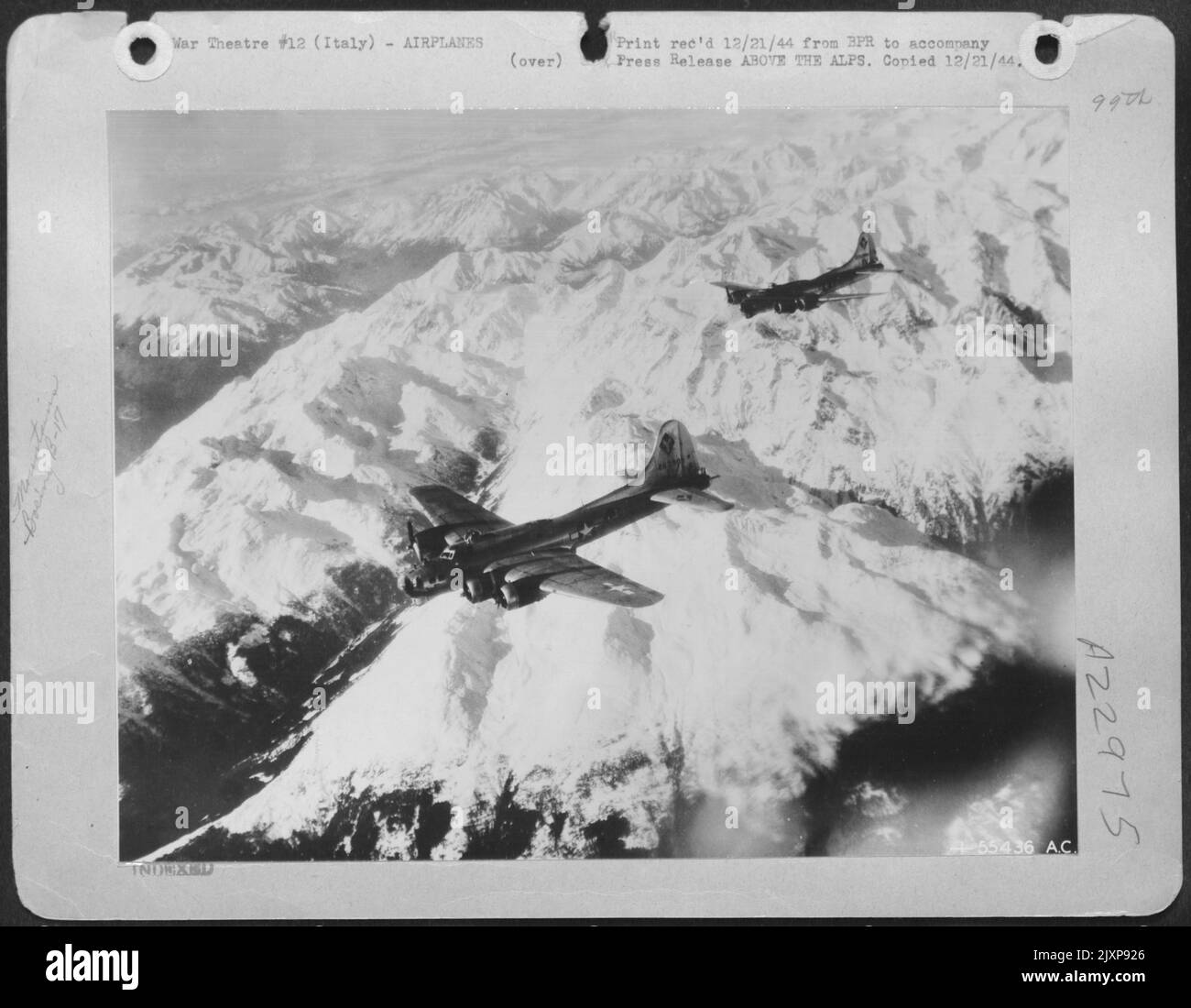 Questi due aerei, alti sopra le arcaiche Alpi invernali del nord Italia, sono le fortezze Flying del Boeing B-17 dell'esercito statunitense 15th del generale Nathan F. Twining. Foto Stock