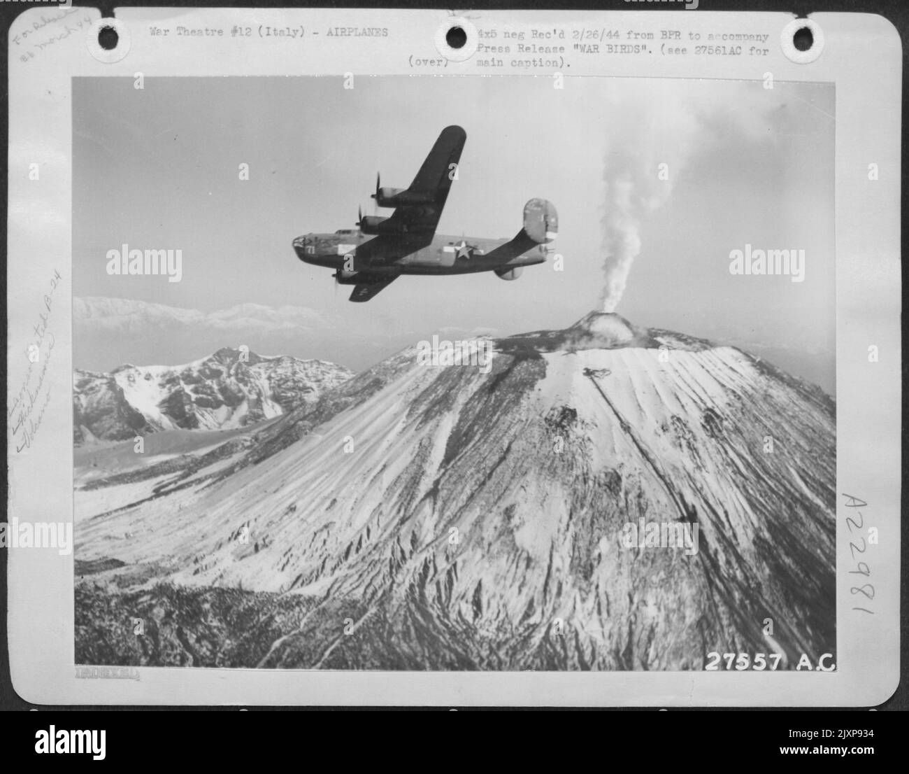 Le piste innevate del Monte Il Vesuvio qui forma un cono craterato per il fumo vulcanico e il vapore che si innalza pigriosamente verso l'alto come un bombardiere del liberatore B-24 delle forze aeree dell'esercito degli Stati Uniti cerchi sopra--così riunendo uno della natura più vecchia e dell'uomo Foto Stock