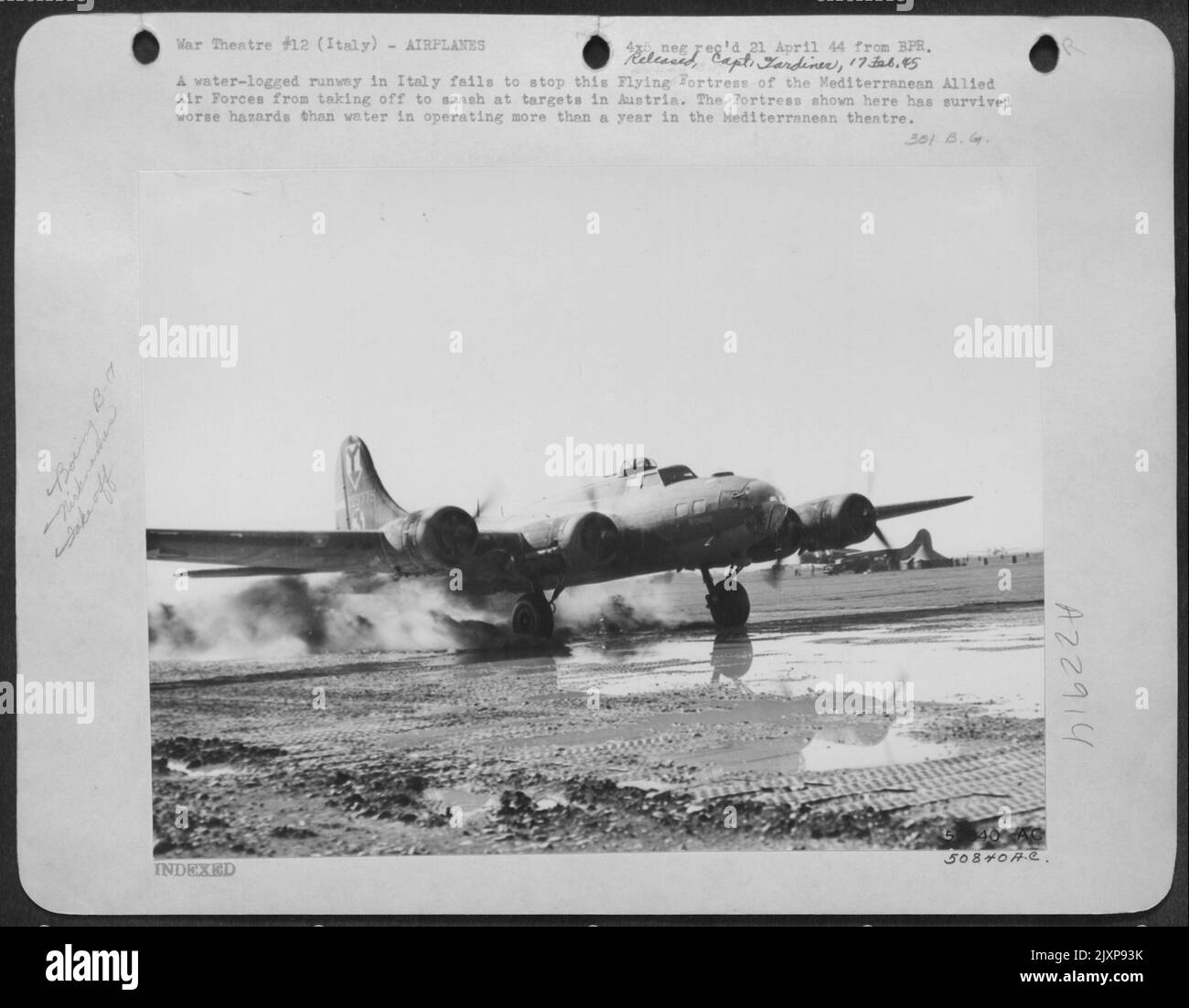 Una pista bagliata in Italia non riesce a impedire a questa Fortezza volante delle forze aeree alleate del Mediterraneo di decolorare per sfondare bersagli in Austria. La fortezza qui mostrata è sopravvissuta a pericoli peggiori dell'acqua nel funzionamento più di un anno in Foto Stock