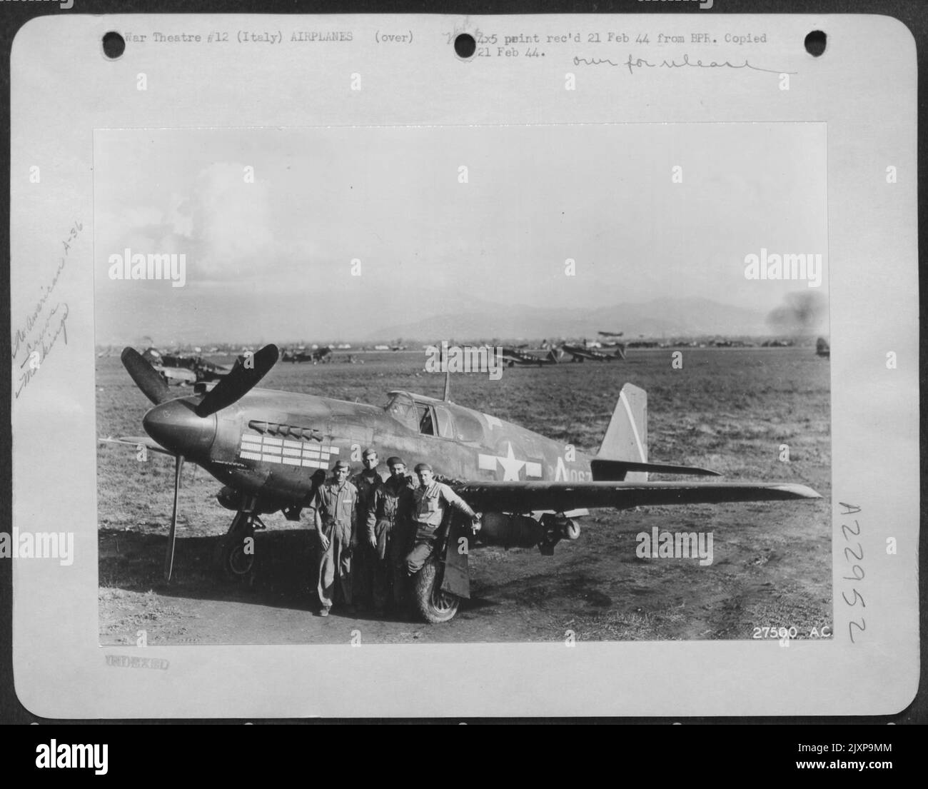 Il North American A-36 Fighter-Bomber ha 150 missioni di combattimento. 12th AAF S/Sgt Meridith J. Sutton, Palmer, Texas, ha recentemente dipinto la bomba del 150th sul naso del Caccia-bombardiere '067' a-36 per il quale è capo equipaggio. "Il combattimento più straordinario Foto Stock
