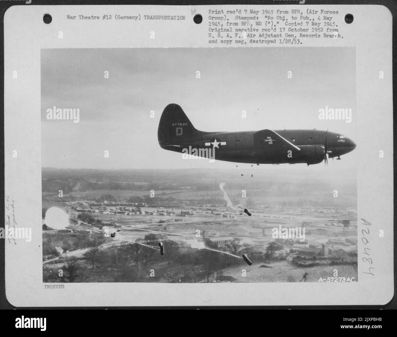 Curtiss C-46 'Commando' del maggiore Generale Paul L. Williams' US Troop Carrier Forces che ha preso parte a quello che si è rivelato essere il più grande assalto aereo della guerra. Si noti che il Parapack dei rifornimenti sul lato inferiore della fusoliera deve essere lasciato agli uomini qui sotto. Foto Stock