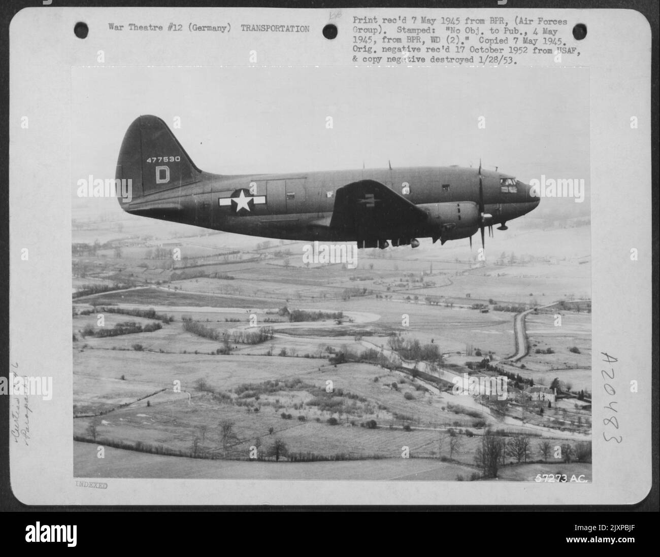 Curtiss C-46 'Commando' del maggiore generale Paul L. Williams' US Troop Carrier Forces Dropping Parapack of Supplies to the Men Below, in quello che si è rivelato essere il più grande assalto aereo della guerra. Foto Stock