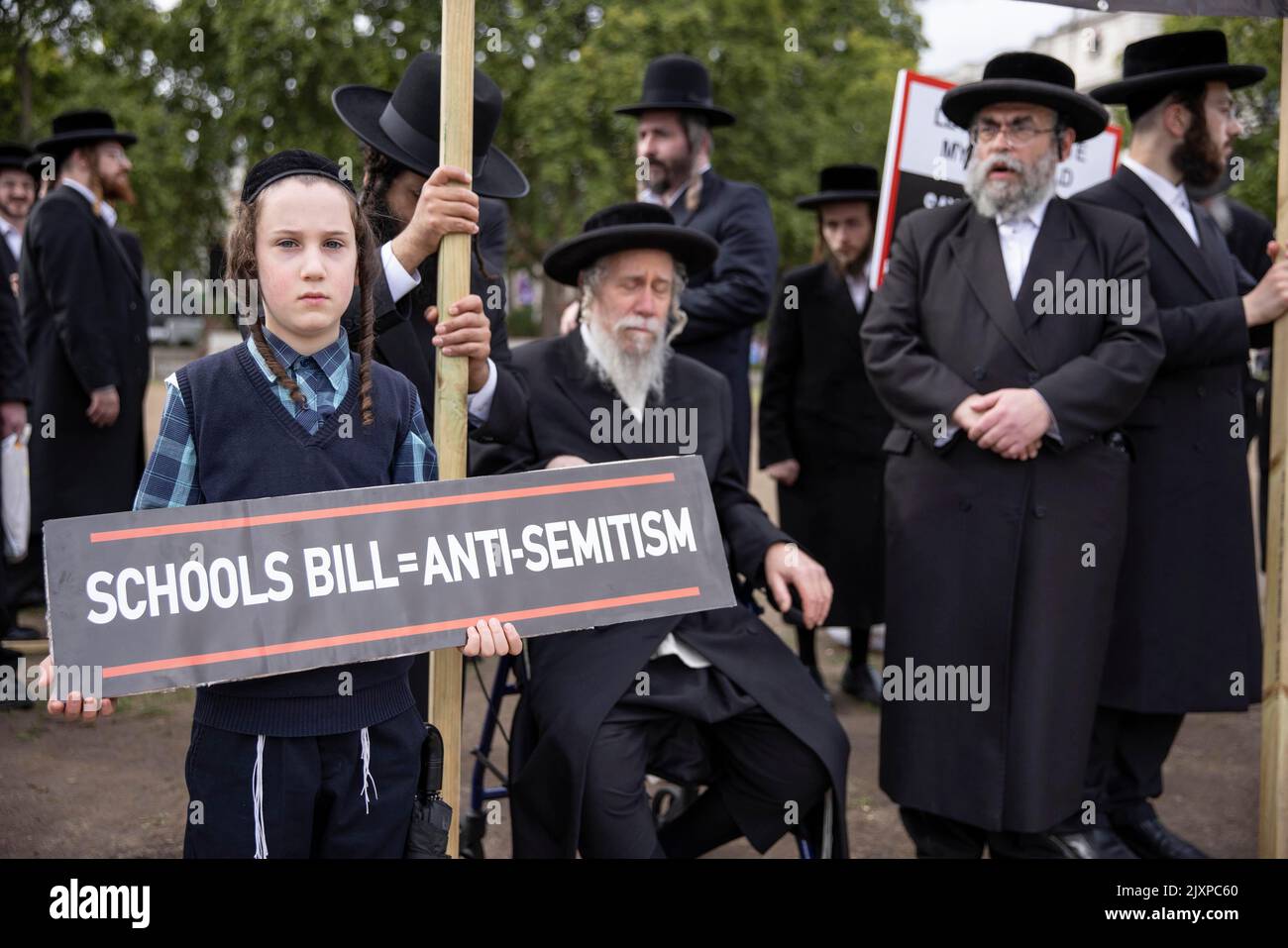 Londra, Regno Unito. 7th Settembre 2022. La comunità ebraica ultra-ortodossa si riunisce in Piazza del Parlamento per protestare contro il Dipartimento per l'Istruzione per sensibilizzare il Parlamento sulla legge sulle scuole in corso di preparazione in Parlamento, che cerca di introdurre cambiamenti nei fondi dell'educazione religiosa. 07th settembre 2022, Londra, Regno Unito Credit: Jeff Gilbert/Alamy Live News Foto Stock