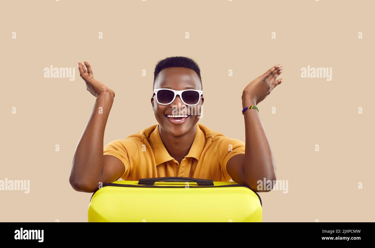 L'uomo biraciale overjoyed eccitato circa il viaggio estivo Foto Stock