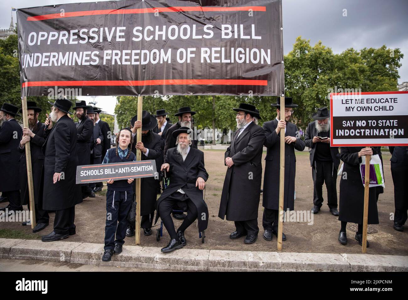 Londra, Regno Unito. 7th Settembre 2022. La comunità ebraica ultra-ortodossa si riunisce in Piazza del Parlamento per protestare contro il Dipartimento per l'Istruzione per sensibilizzare il Parlamento sulla legge sulle scuole in corso di preparazione in Parlamento, che cerca di introdurre cambiamenti nei fondi dell'educazione religiosa. 07th settembre 2022, Londra, Regno Unito Credit: Jeff Gilbert/Alamy Live News Foto Stock