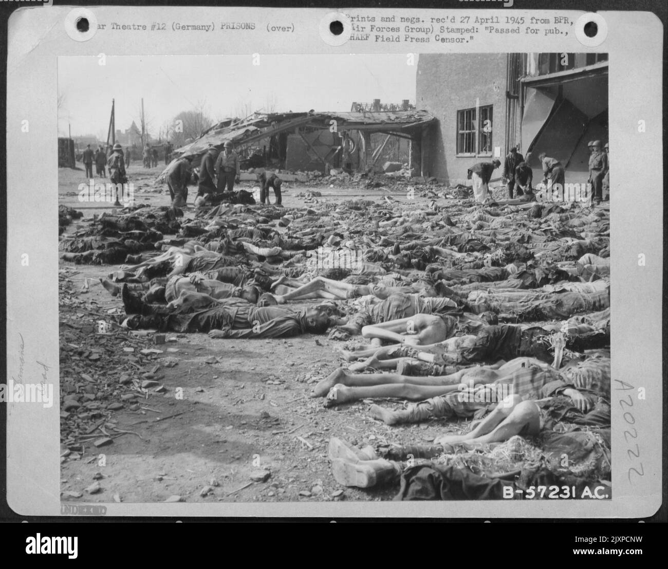 Centinaia di lavoratori schiavi sono stati sistematicamente uccisi in un campo di lavoro vicino a Nordhausen, in Germania. A 9th A.F. Il cameraman, accompagnando elementi avanzati dell'armatura e della fanteria degli Stati Uniti, fotografò questa sezione del campo come civili tedeschi nel Bac Foto Stock