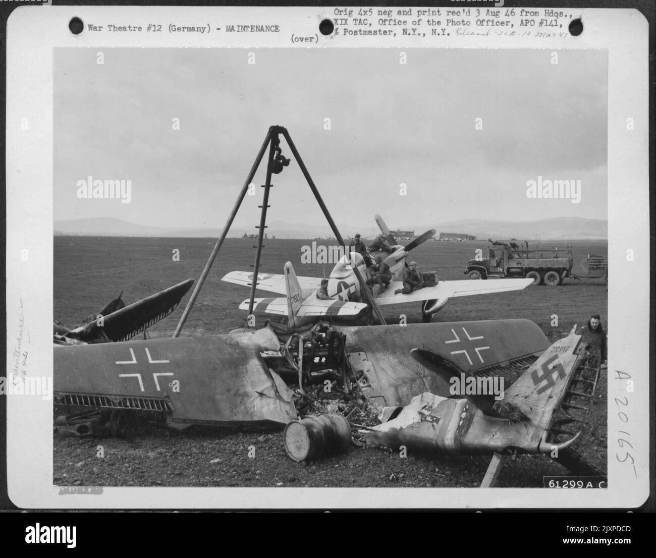 Questo P-51 nordamericano Mustang del 'Pioneer' Mustang Group fu il primo aereo dell'AAF ad essere servito ad est del Reno. Il campo si trovava nelle vicinanze di Francoforte, Germania. 2 aprile 1945. Foto Stock
