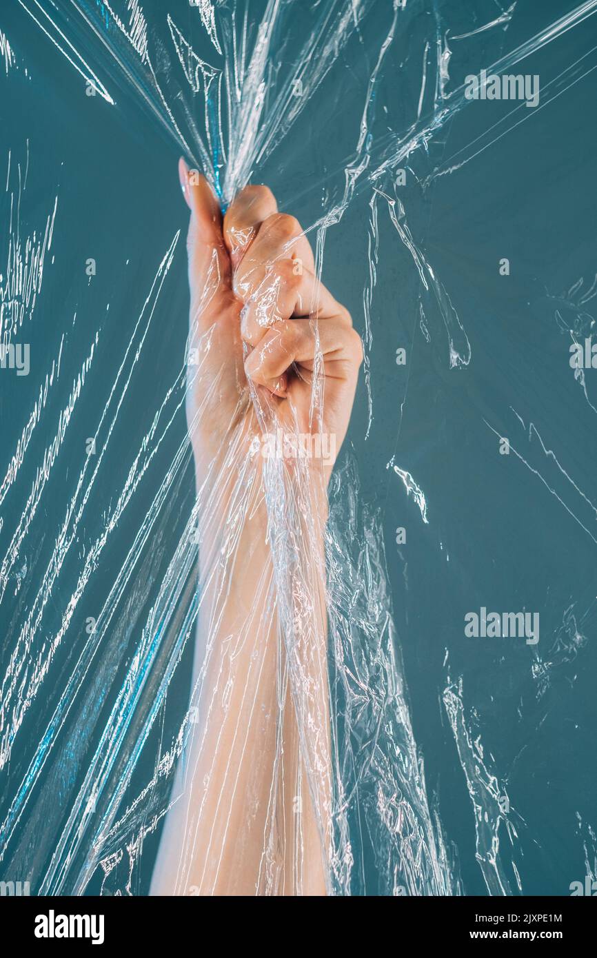 pellicola di polietilene per mano volontaria per inquinamento in plastica Foto Stock