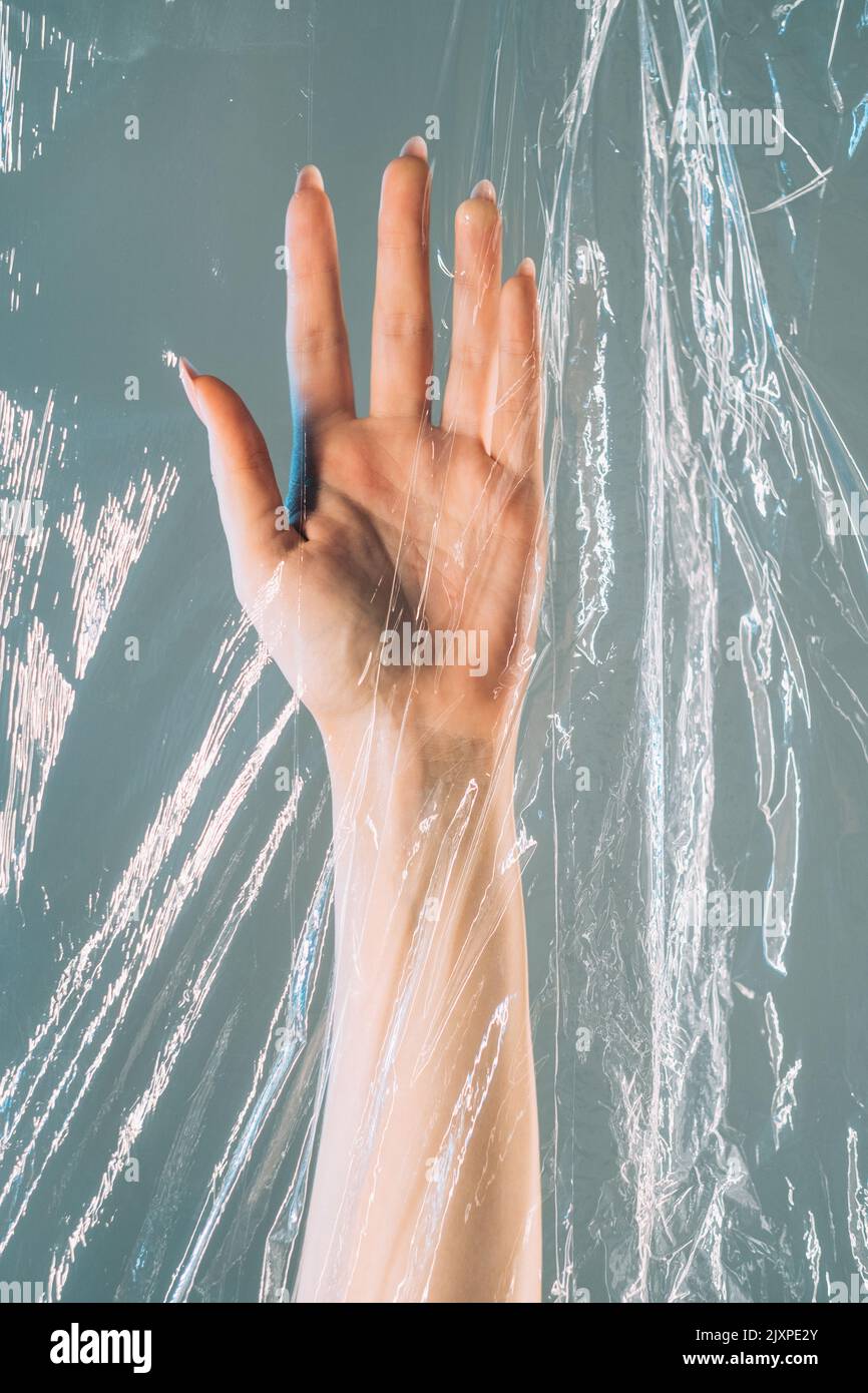 l'inquinamento della plastica salva la natura mano polietilene Foto Stock