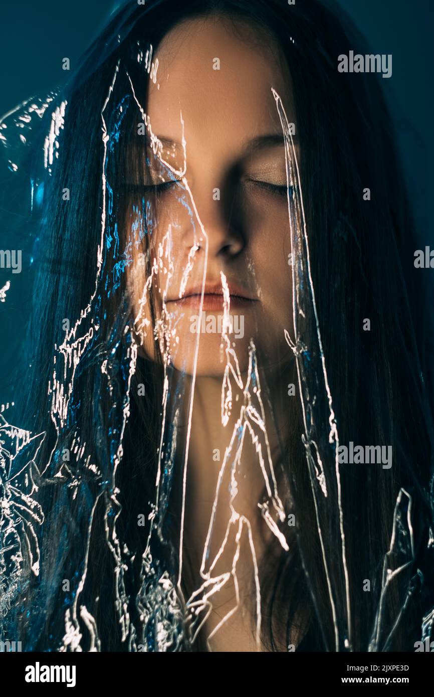 arte ritratto plastica inquinamento donna polietilene Foto Stock