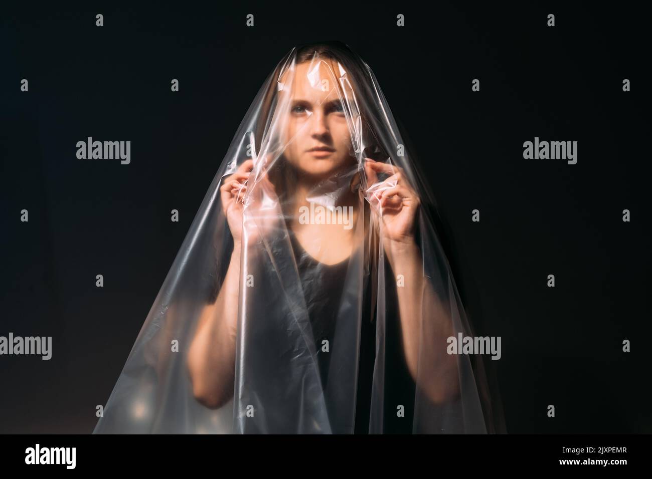 arte ritratto plastica inquinamento donna polietilene Foto Stock