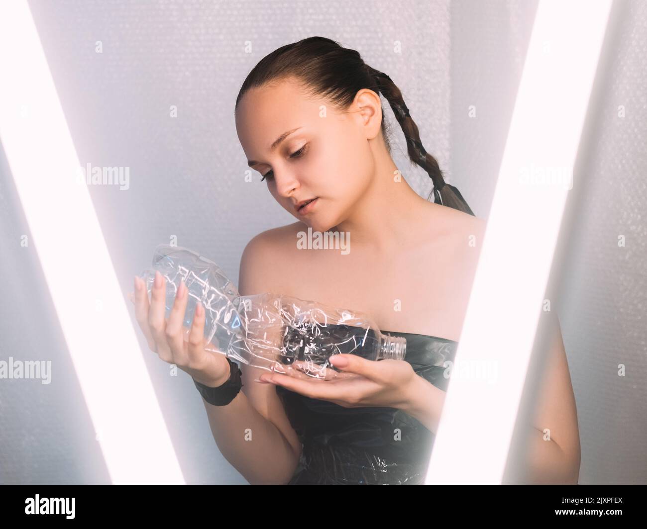 rifiuti riutilizzare plastica inquinamento bottiglia volontaria Foto Stock
