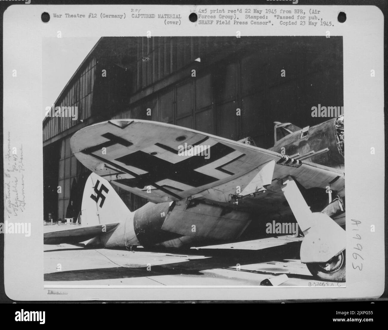 Repubblica P-47 Thunderbolt, con marcature tedesche è stato trovato presso Una Luftwaffe Air base a Gottingen Germania. La fusoliera fu dipinta Olive Drab; Belly e Tail Yellow. Tutti i Guns sono stati caricati. Nelle vicinanze c'erano le ali di zanzara Raf, segnate con croci tedesche. Foto Stock