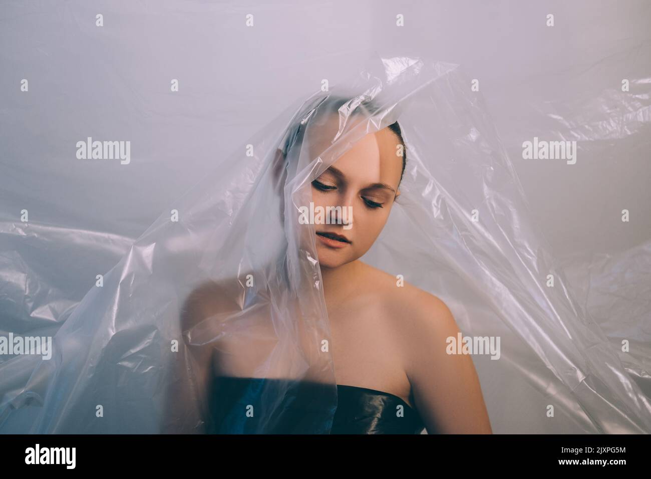 arte ritratto plastica inquinamento donna polietilene Foto Stock