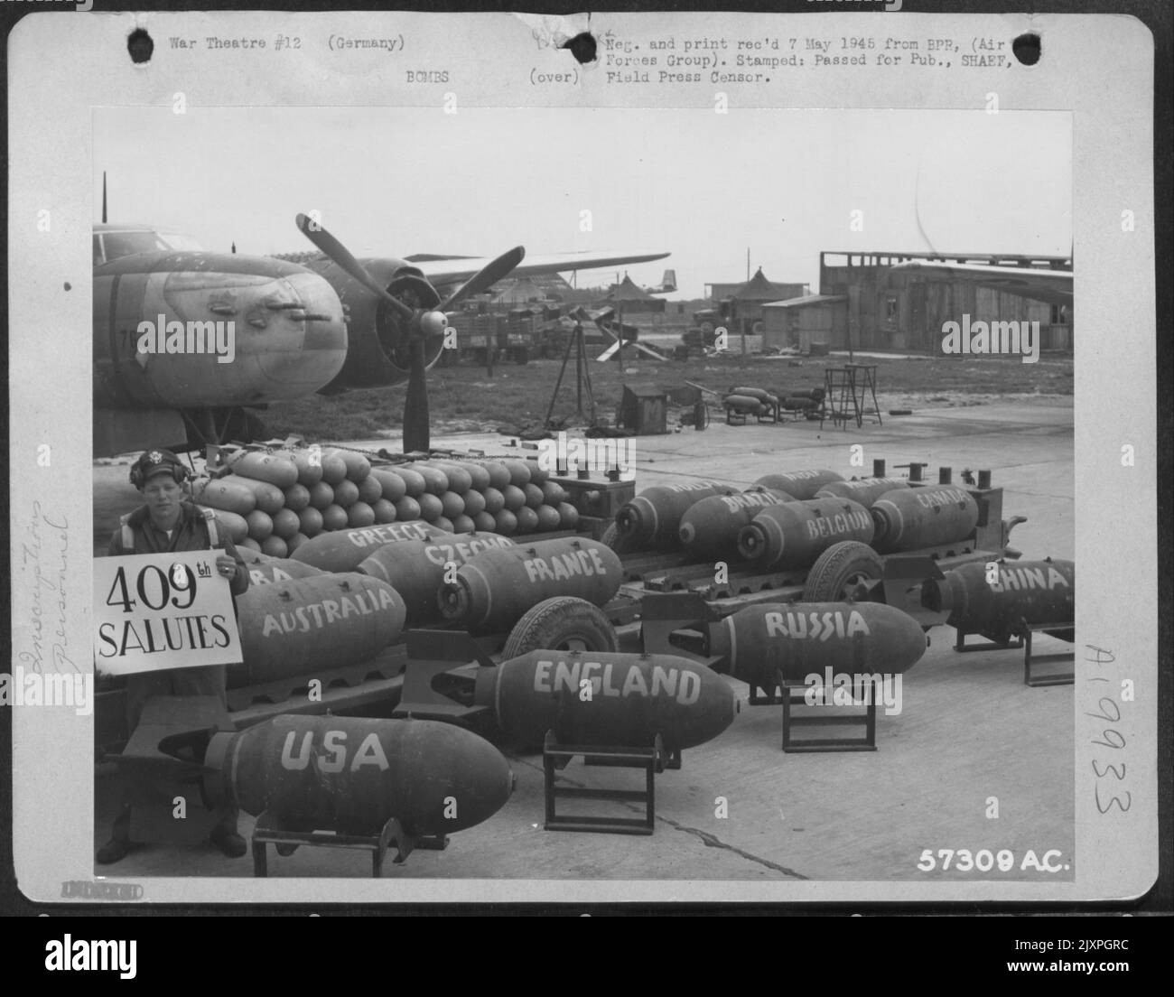 Per celebrare l'apertura della storica Conferenza Internazionale a San Francisco, 25 aprile 1945, 1st il Lt. William H. Clopton, la cui casa a 2671 Lombard St., si trova a poco più di un miglio dal luogo di incontro effettivo, ha portato alcuni di questi 1000 Pound Bomb Foto Stock