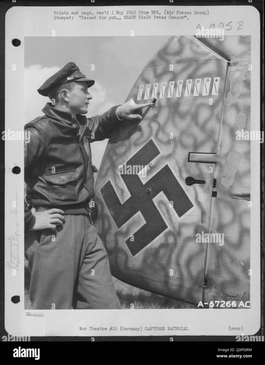 Il pilota di questo Enemy Me-100 Shot Down 8 aerei britannici e 1 russo, secondo i simboli dipinti sulla coda decorata Swastika. Il Me-100 era uno dei 15 aerei tedeschi di diversi tipi abbandonati quando il personale Luftwaffe fuggì dalla loro base prima di Adv Foto Stock