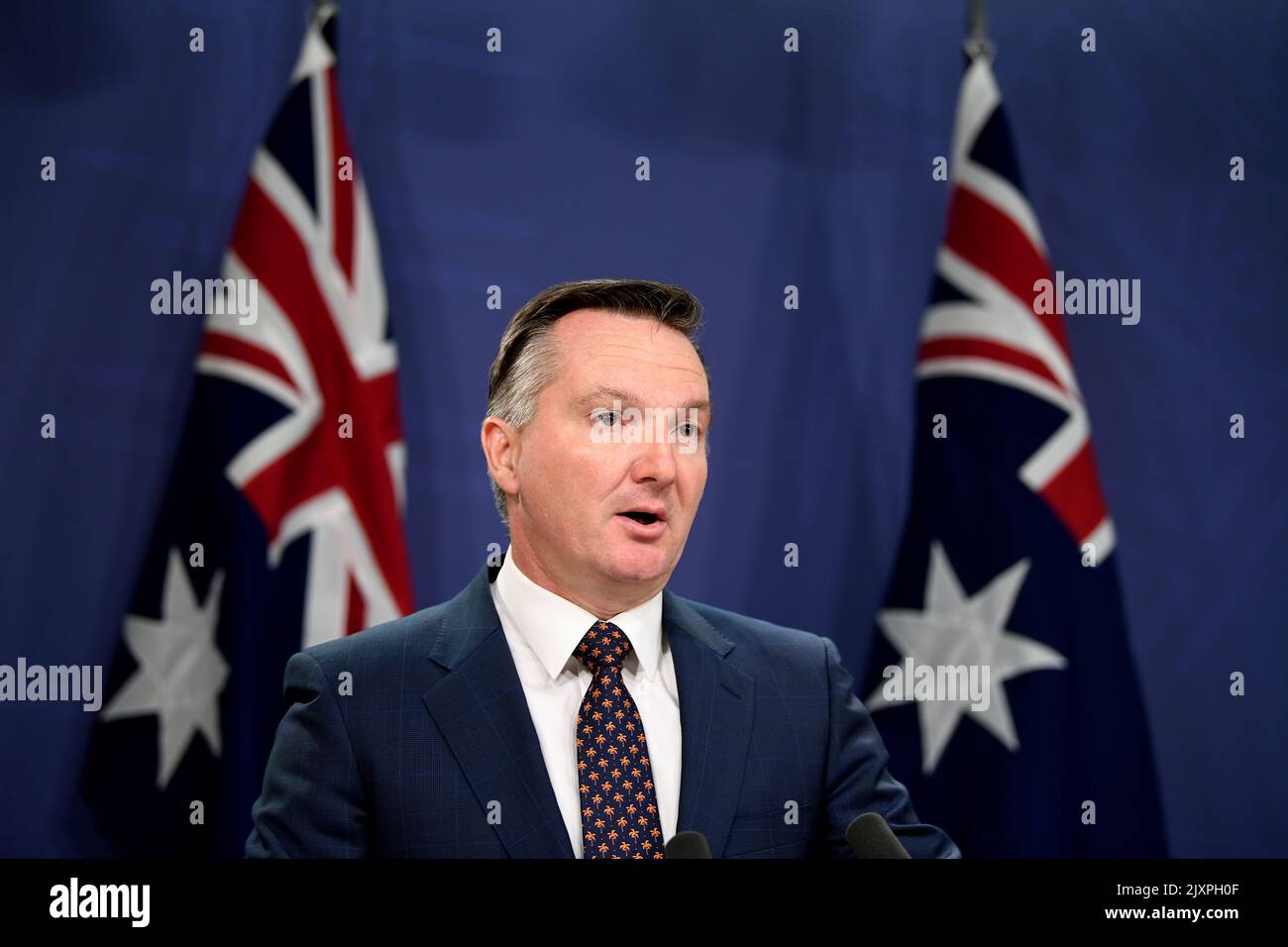 Il tesoriere ombra Chris Bowen parla ai media a Sydney, mercoledì 7 novembre 2018. (Immagine AAP/Joel Carrett) Foto Stock