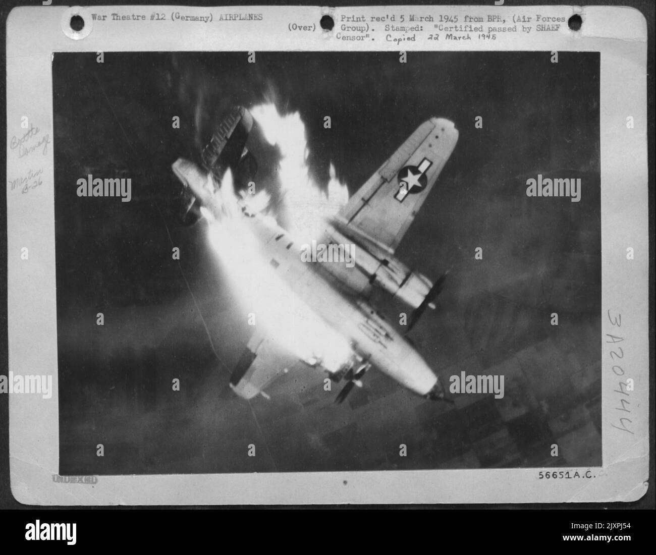 Un Martin B-26 Marauder, zampillato da motore a coda, urla terra durante un attacco della Divisione bombardamenti del 9th contro un centro di comunicazione di fronte alla linea tedesca sul percorso del primo e del nono esercito in avanzamento. Un colpo diretto dal nemico Foto Stock