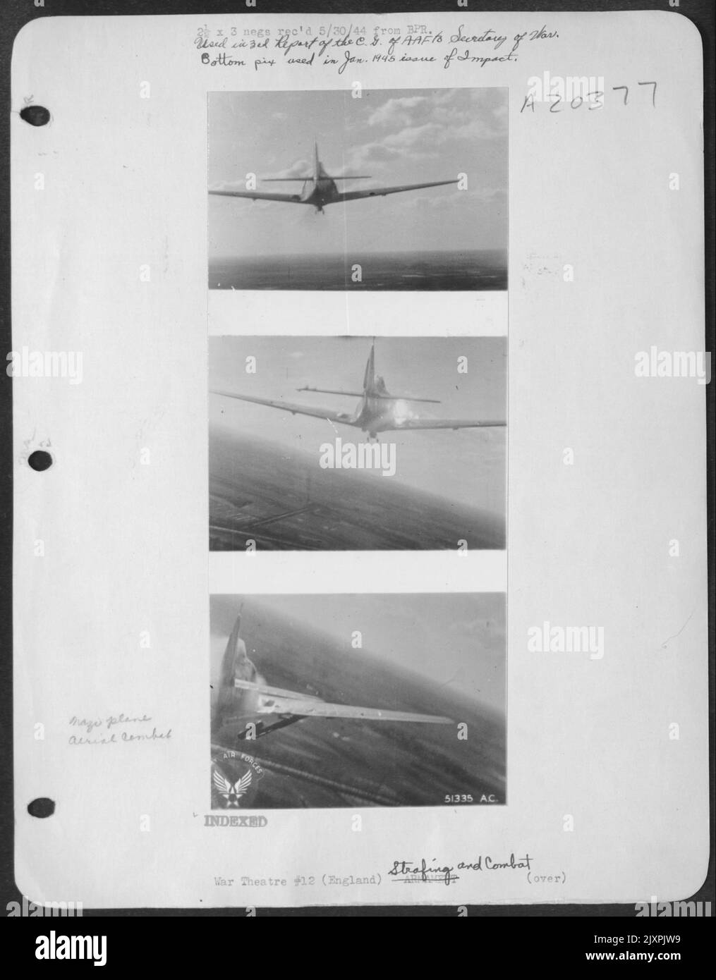 Un aereo nazista scende in fiamme prima del fuoco appassito del col. Glenn E. Duncan, pilota americano da combattimento, di 1617 Winbern Ave., Houston, Texas. Questa foto mostra chiaramente l'ala lacerata da proiettili mentre l'aereo nazista si lancia a terra. Nota anche Foto Stock