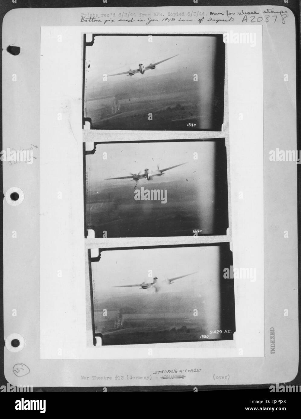 Distruzione di un JU-88. Questo aereo tedesco è raffigurato nel processo di essere abbattuto da un pilota da combattimento americano sulla Germania nella zona del lago Dummer. L'artigianato nazista non era da tempo decollo quando gli americani chiudeva. Sparando da 200 iarde a. Foto Stock