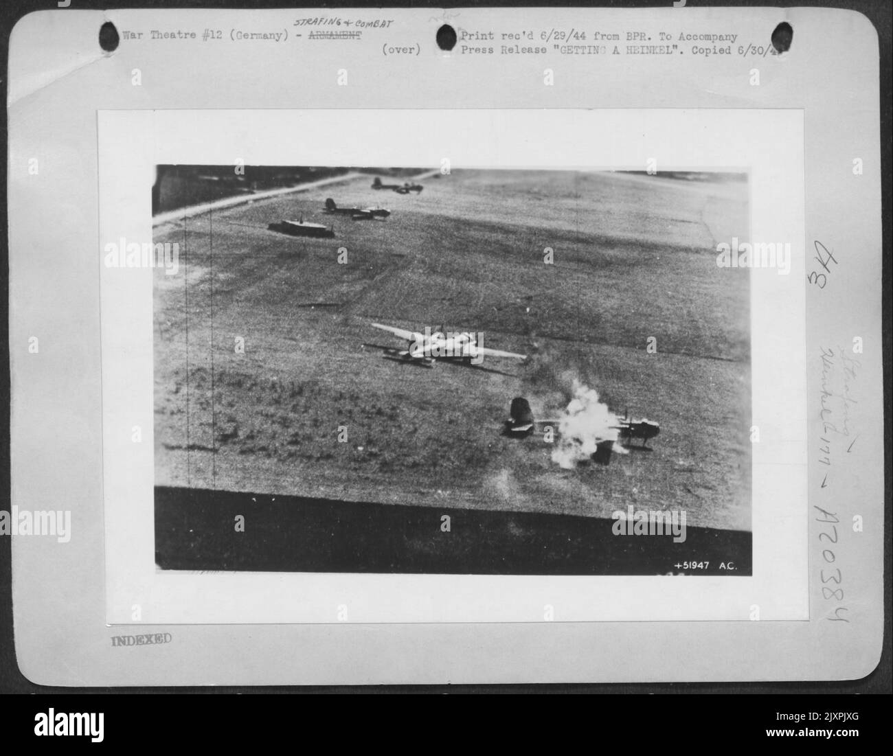 La telecamera a pistola sincronizzata con le pistole ad ala di un P-51 Mustang a basso profilo rivela che Heinkel 177 ha fatto il brillo sull'airdrome tedesco dopo che l'unità di comando dei combattenti dell'esercito degli Stati Uniti 8th ha spazzato il campo. Attacchi di basso livello, tra i più pericolosi dei combattimenti aerei Foto Stock