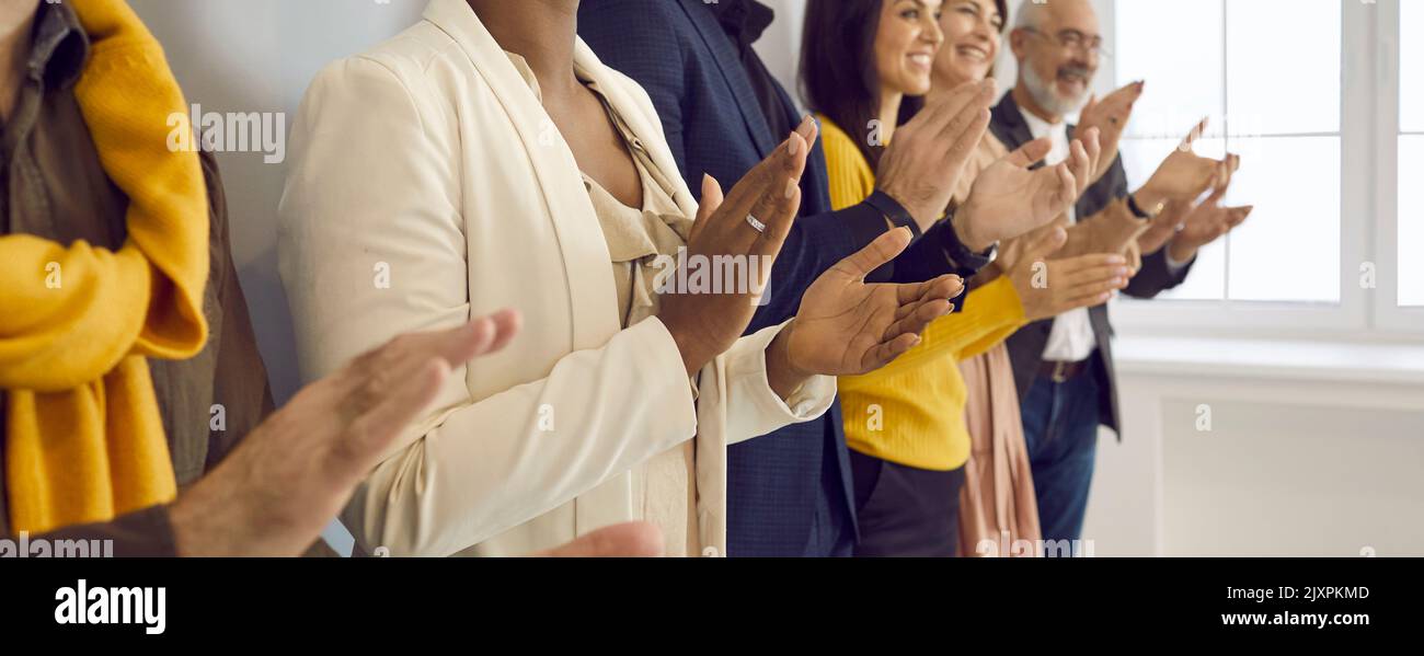 Sfondo banner con un pubblico felice e diversificato che dà un giro di applausi al relatore Foto Stock