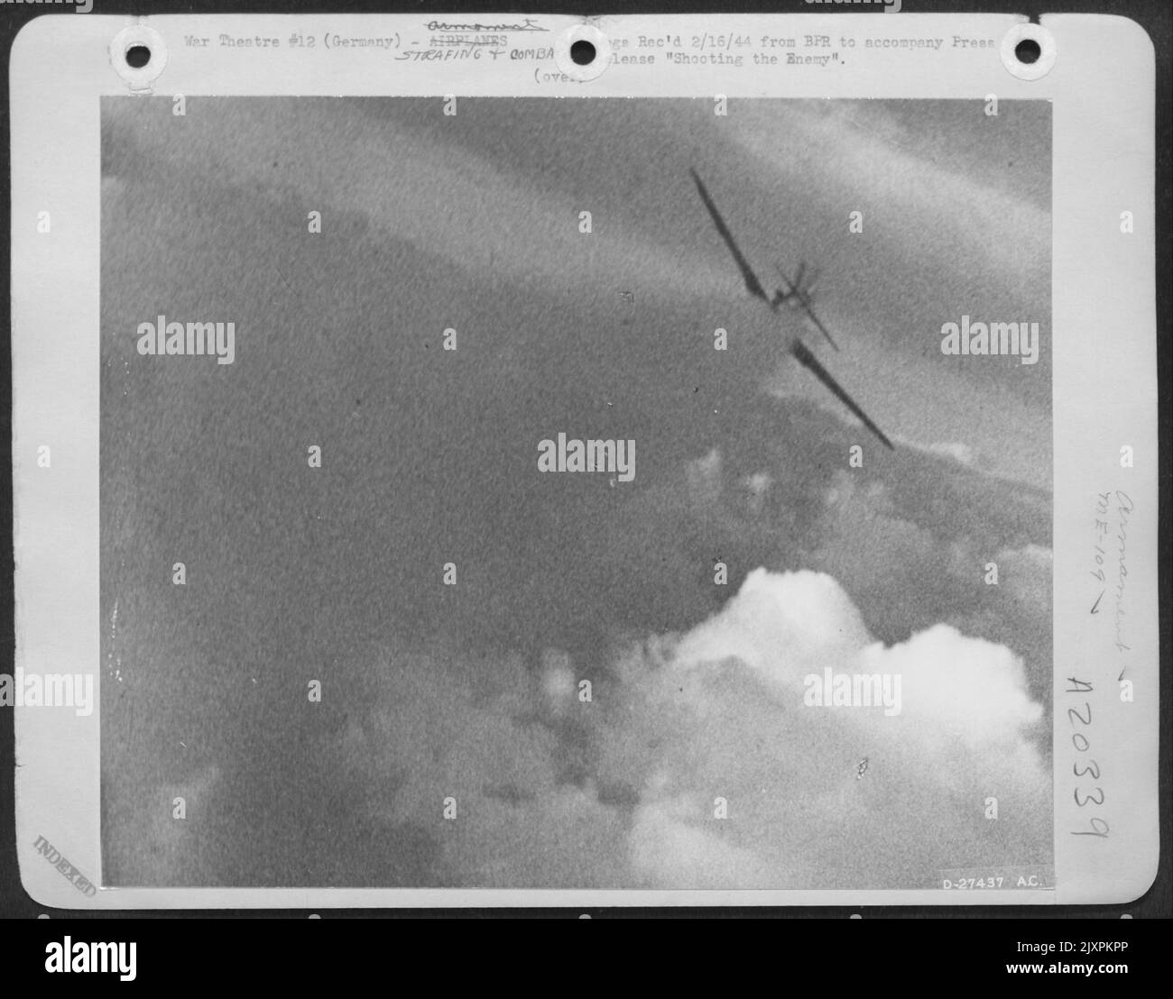 Alto sopra le nuvole, con il fumo che esce dal suo motore, questo me-109 nazista è stato colpito e abbattuto sopra l'Europa occupata il 11 novembre 1943, dal Major Glenn E. Duncan, Houston, Texas, US Army 8th Air Force. Foto Stock