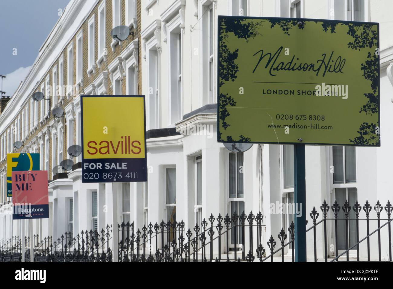 Londra, Regno Unito, 6 settembre 2022: Per la vendita e per lasciare segni fuori case a Balham. Halifax, il più grande prestatore di mutui ipotecari della Gran Bretagna, ha previsto che il mercato immobiliare britannico potrebbe essere sul punto di entrare in tempi più difficili, poiché la crescita dei prezzi delle case ha rallentato sotto la pressione di tassi di interesse in aumento e la recessione economica. Anna Watson/Alamy Live News Foto Stock