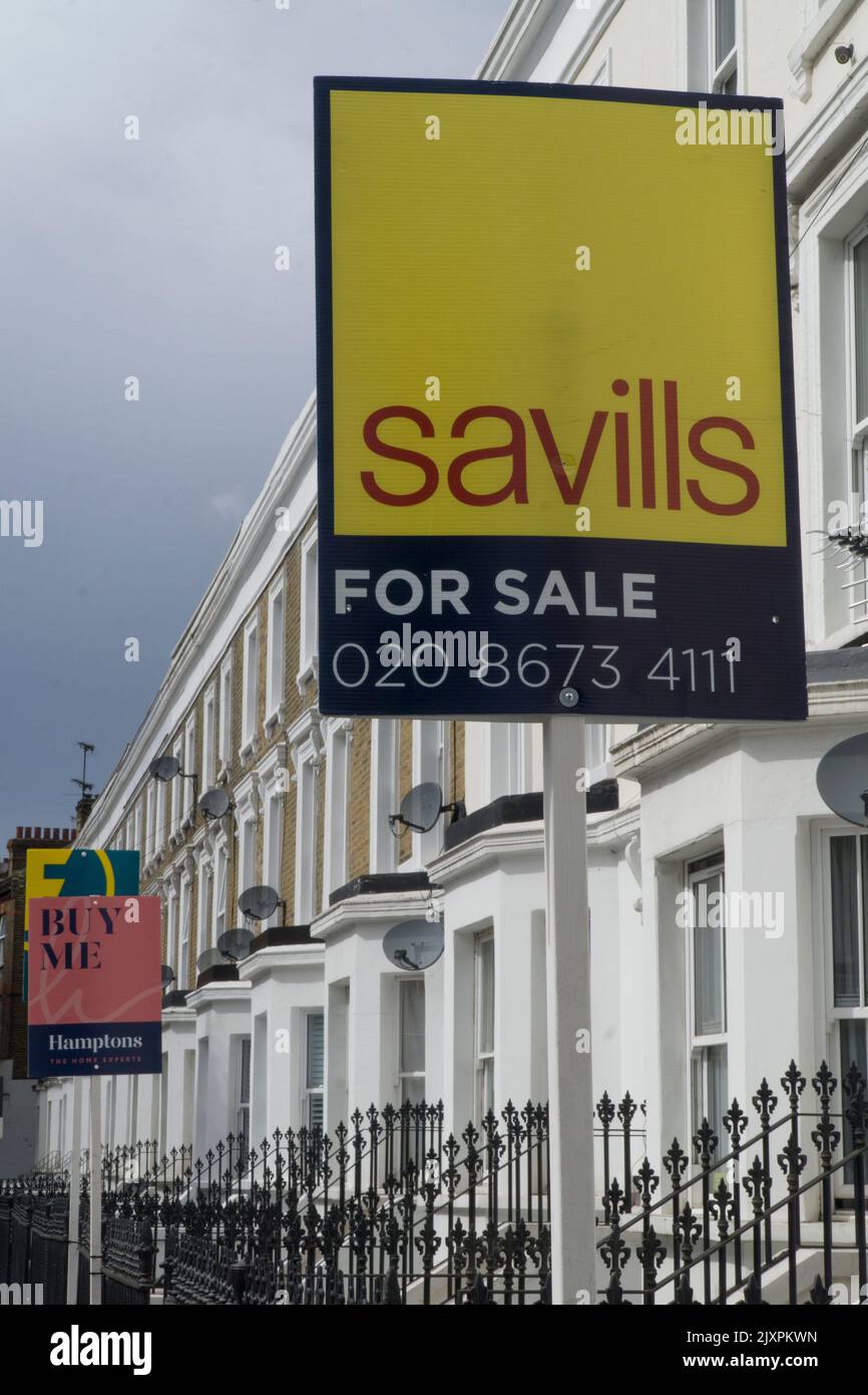 Londra, Regno Unito, 6 settembre 2022: Per la vendita e per lasciare segni fuori case a Balham. Halifax, il più grande prestatore di mutui ipotecari della Gran Bretagna, ha previsto che il mercato immobiliare britannico potrebbe essere sul punto di entrare in tempi più difficili, poiché la crescita dei prezzi delle case ha rallentato sotto la pressione di tassi di interesse in aumento e la recessione economica. Anna Watson/Alamy Live News Foto Stock