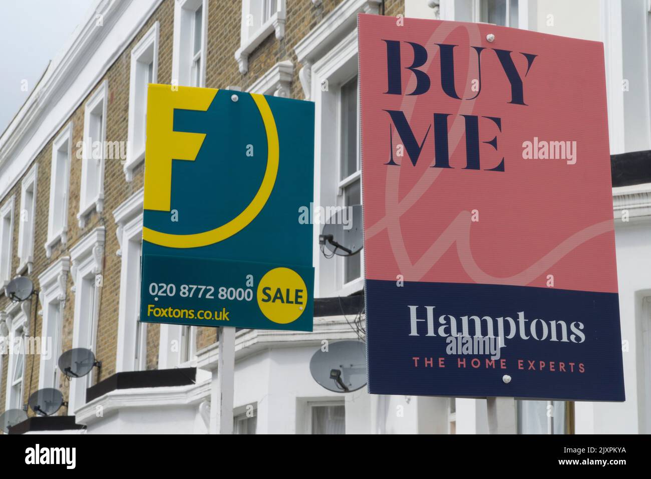 Londra, Regno Unito, 6 settembre 2022: Per la vendita e per lasciare segni fuori case a Balham. Halifax, il più grande prestatore di mutui ipotecari della Gran Bretagna, ha previsto che il mercato immobiliare britannico potrebbe essere sul punto di entrare in tempi più difficili, poiché la crescita dei prezzi delle case ha rallentato sotto la pressione di tassi di interesse in aumento e la recessione economica. Anna Watson/Alamy Live News Foto Stock