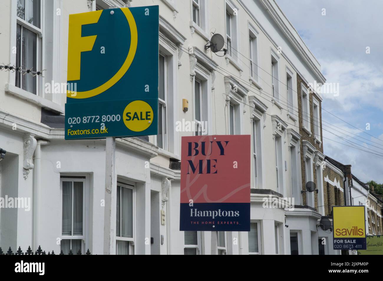 Londra, Regno Unito, 6 settembre 2022: Per la vendita e per lasciare segni fuori case a Balham. Halifax, il più grande prestatore di mutui ipotecari della Gran Bretagna, ha previsto che il mercato immobiliare britannico potrebbe essere sul punto di entrare in tempi più difficili, poiché la crescita dei prezzi delle case ha rallentato sotto la pressione di tassi di interesse in aumento e la recessione economica. Anna Watson/Alamy Live News Foto Stock