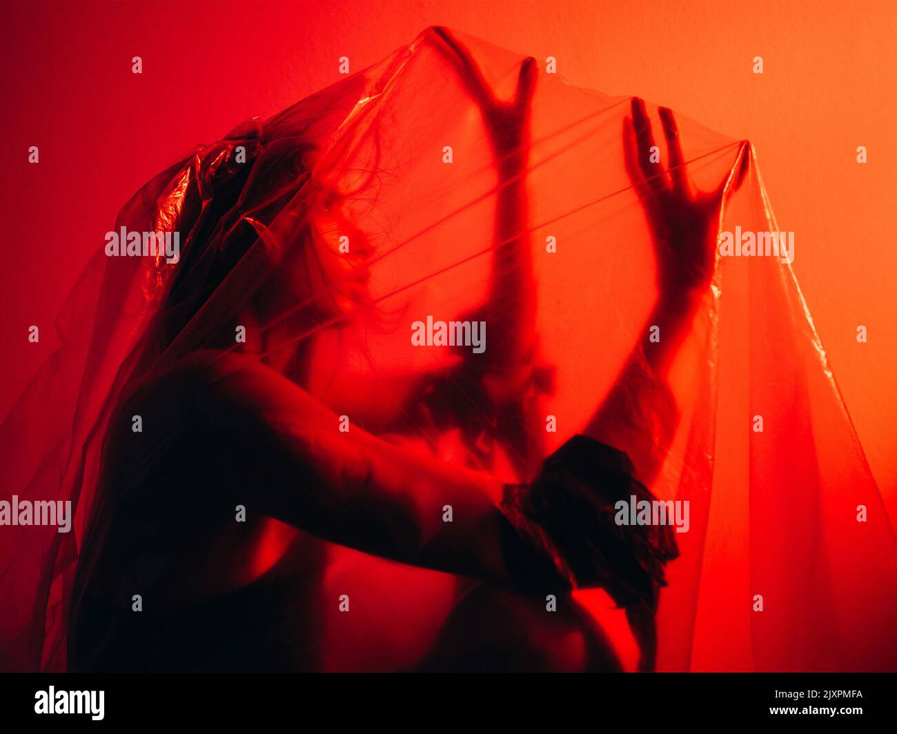 rosso arte ritratto donna abuso protezione donna Foto Stock