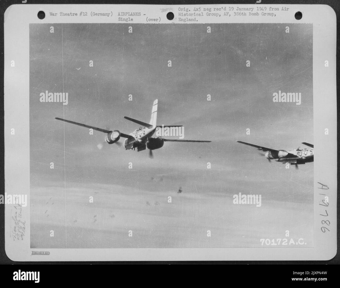 Con Bomb Bay Doors Open, Douglas A-26S del 386th Bomb Group si avvicina al loro obiettivo - un'installazione Enemy da qualche parte in Germania il 20 aprile 1945. Nota Enemy Flak vicino agli aerei. Foto Stock