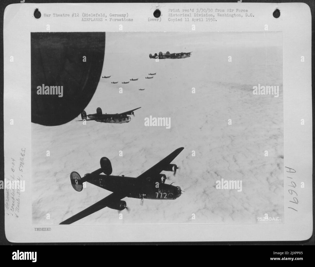 Una formazione di liberatori B-24 consolidati del Gruppo Bomb 392nd Wing loro strada su Una coperta di nuvole in rotta per le installazioni di Bomb Enemy a Bielefeld, Germania. 10 marzo 1945. Foto Stock