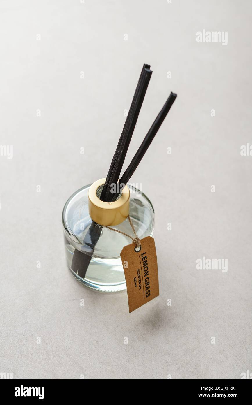 Diffusore di fragranze per la casa su fondo chiaro in cemento da vicino Foto Stock