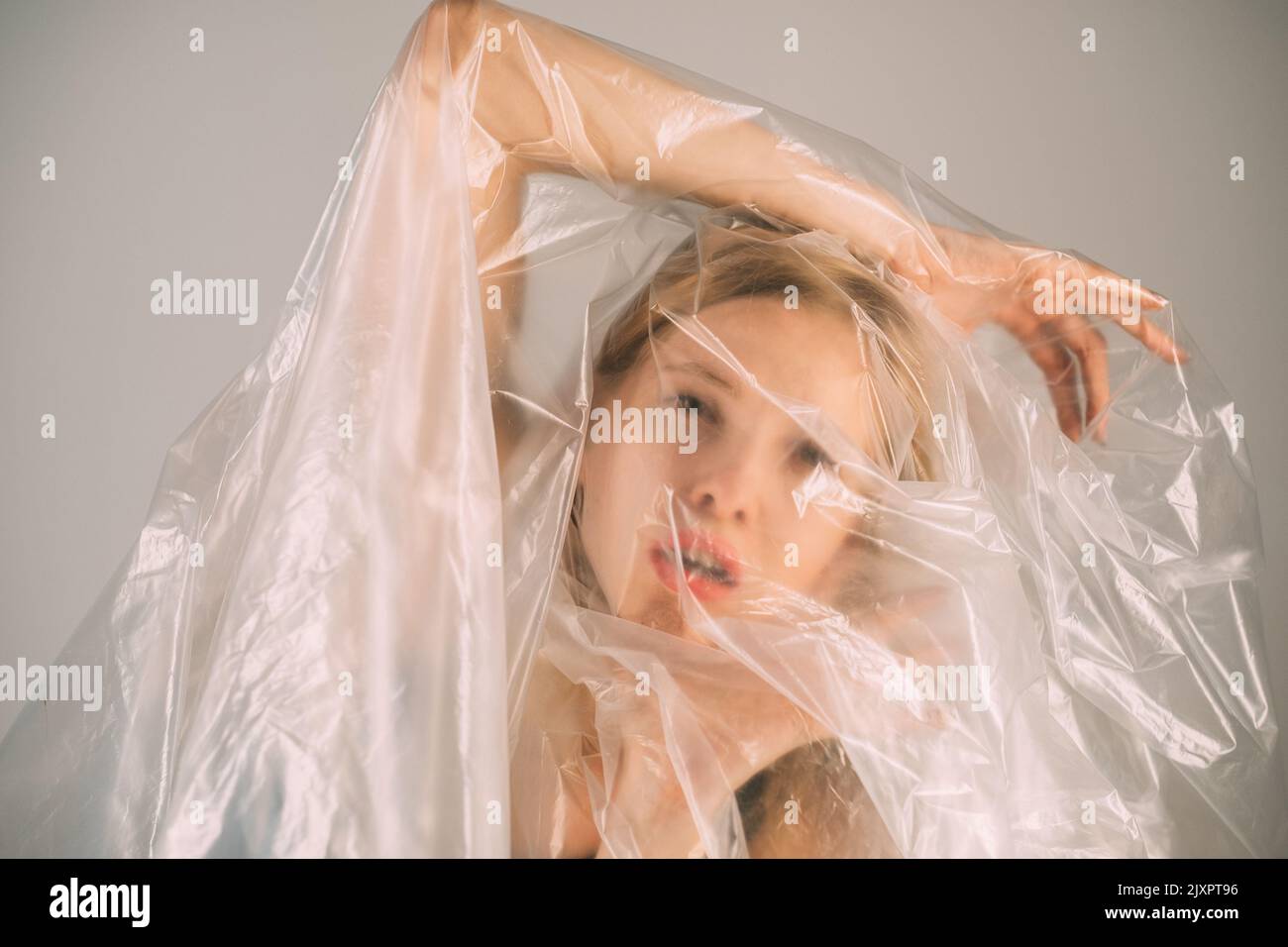 inquinamento plastico defocused arte ritratto donna Foto Stock