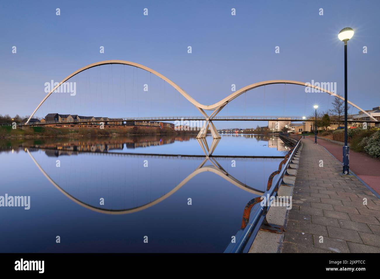 Infinity Bridge a Stockton-on-Tees riflesso nel fiume Tees. Foto Stock