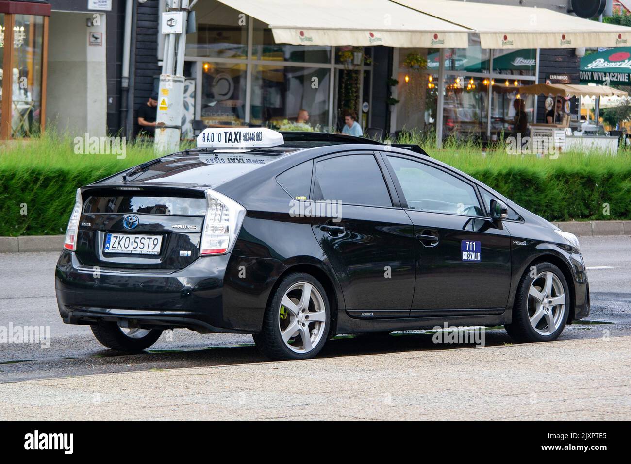 Toyota Prius taxi auto ibrida nelle strade di Koszalin, Polonia Foto Stock