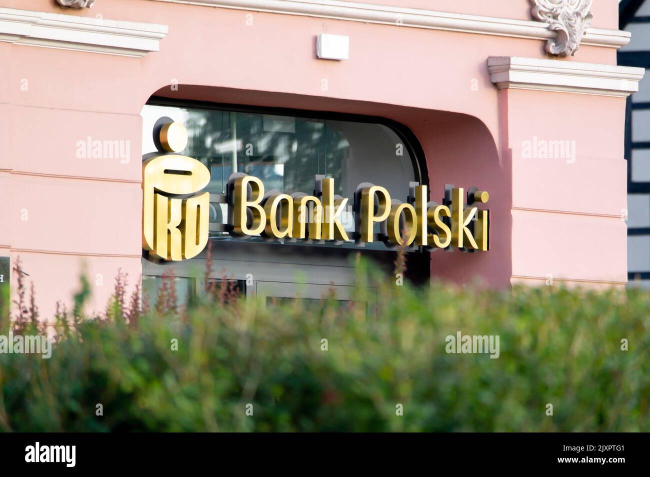 Logo PKO della Golden Bank Polski in ufficio in Polonia Foto Stock