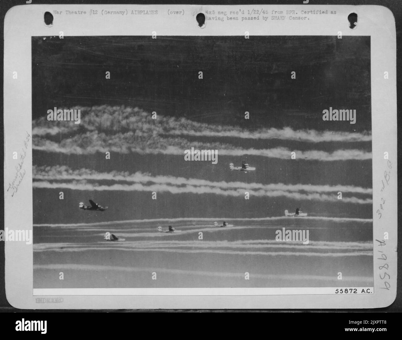 Parte della seconda ondata di liberatori B-24 consolidati degli Stati Uniti 8th Air Force seguire da vicino sulla scia della formazione di piombo, tagliando tracce di vapore gelido in alto nel cielo ghiacciato, come l'armada striscia verso obiettivi in profondità in Germania, 15 gennaio 45. Foto Stock