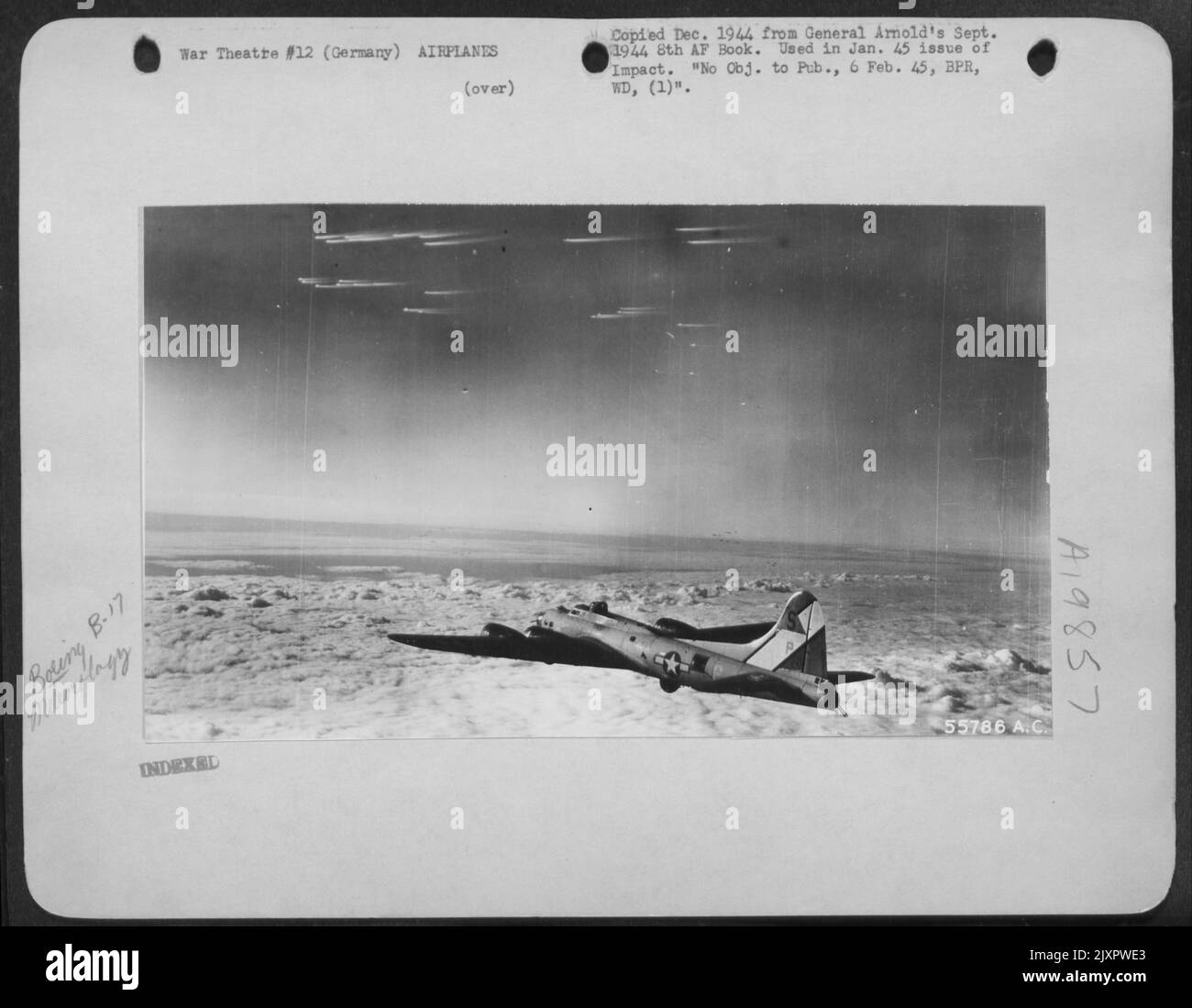 Cloud ha coperto gli obiettivi nella Germania occidentale. L'alta copertura da caccia passa sopra il Boeing B-17 'Fortezze volanti' dopo un appuntamento. Hanno volato corso parallelo o leggermente convergente con quello dei bombardieri, possono individuare grandi formazioni a 15-25 miglia di distanza. Nota Foto Stock