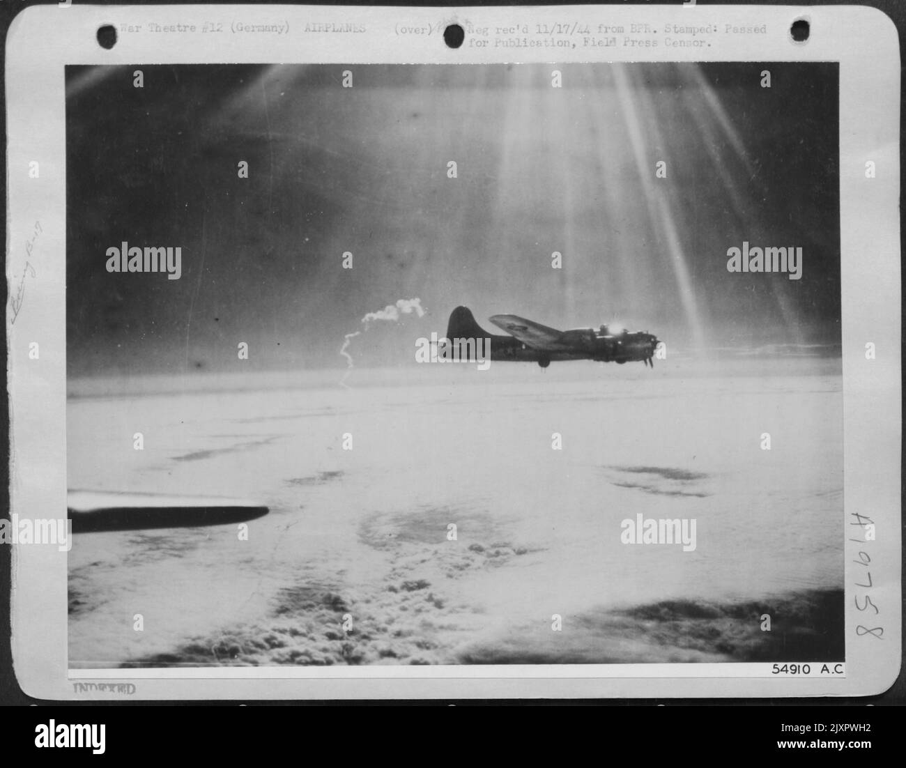 I raggi del sole che scopano tra le nuvole su Germany Glint su un Boeing B-17 Flying Fortress delle 8th Air Force durante l'attacco a Ludwigshafen, 11/5/44. Foto Stock