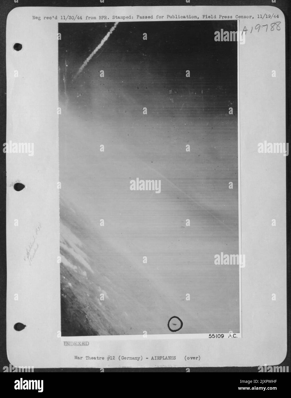 1st Lt. Charles M. Crane, 24, di Methuen, Mass., e 1st Lt. Donald A. Schultz di Salinas, Cal., erano 30.000 piedi sopra la Germania, nei loro P-38 aerei di ricognizione fulmini quando notarono uno strano oggetto sparando verso di loro da terra Foto Stock