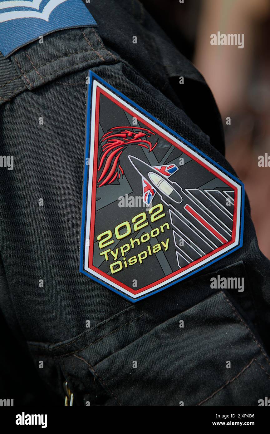 Immagine di un'asta per braccio in PVC gommato sul braccio di Un pilota per display Royal Air Force Typhoon FGR4, Bournemouth UK Foto Stock