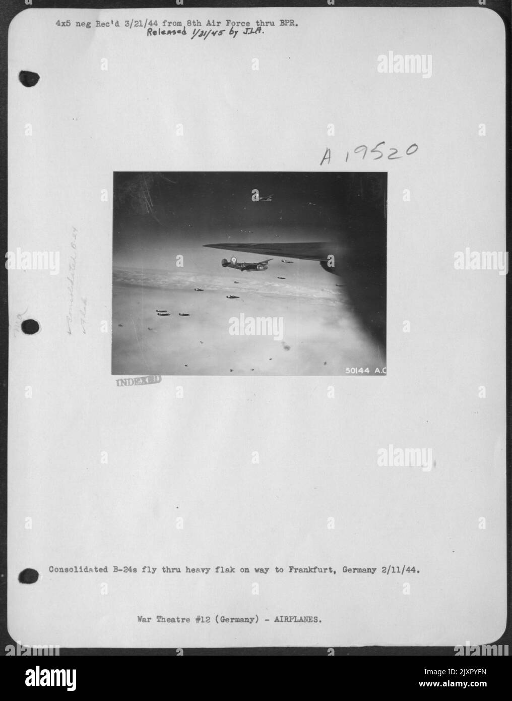 Consolidato B-24s vola attraverso il flak pesante in viaggio per Francoforte, Germania 2/11/44. Foto Stock