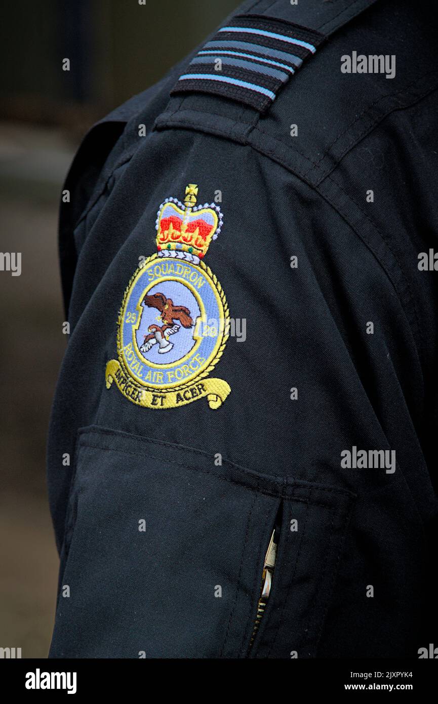 Fotografia, immagine di Un Royal Air Force 29 Squadron ricamato braccio intessuto Patch su Un nero Flying Suit, Bournemouth UK Foto Stock