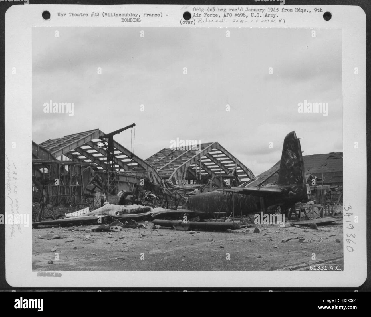 Questo aereo tedesco Ju 88 era in procinto di essere riprogettato quando le bombe americane caddero nell'Airdrome and Repair Depot vicino Villacoublay, Francia. Prendere nota del paranco a catena sospeso dal braccio e del nuovo motore che era pronto per l'installazione. 1 se Foto Stock